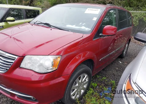 2015 Chrysler Town & Country Touring z USA, uszkodzony, nr VIN 2C4RC1BG7FR560451